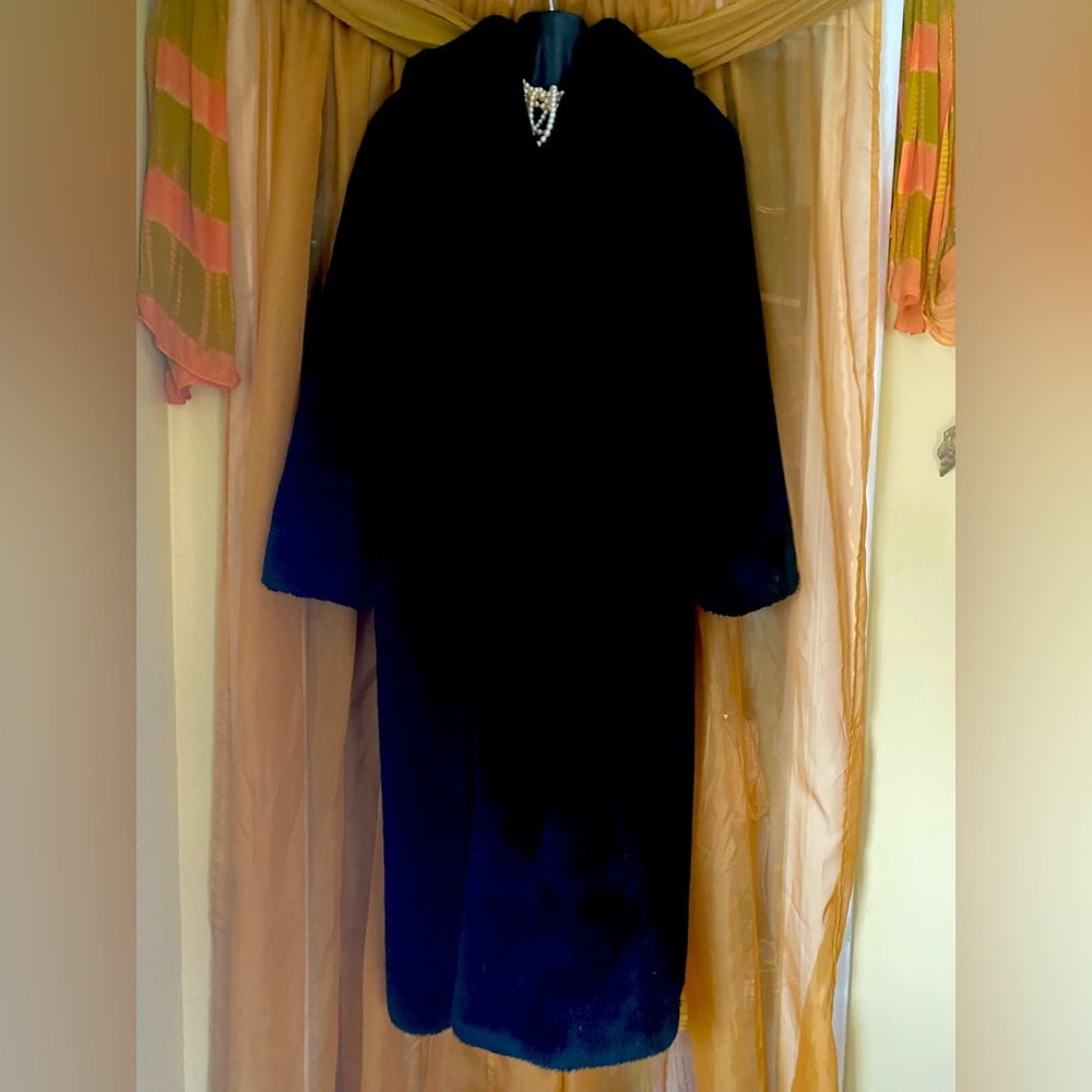 MONTEREY FASHIONS Luxurious Faux Fur Coat-Med